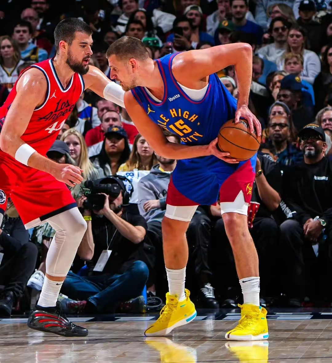 掘金碾压美国男篮,乔治打破历史纪录 掘金碾压美国男篮,乔治打破历史纪录