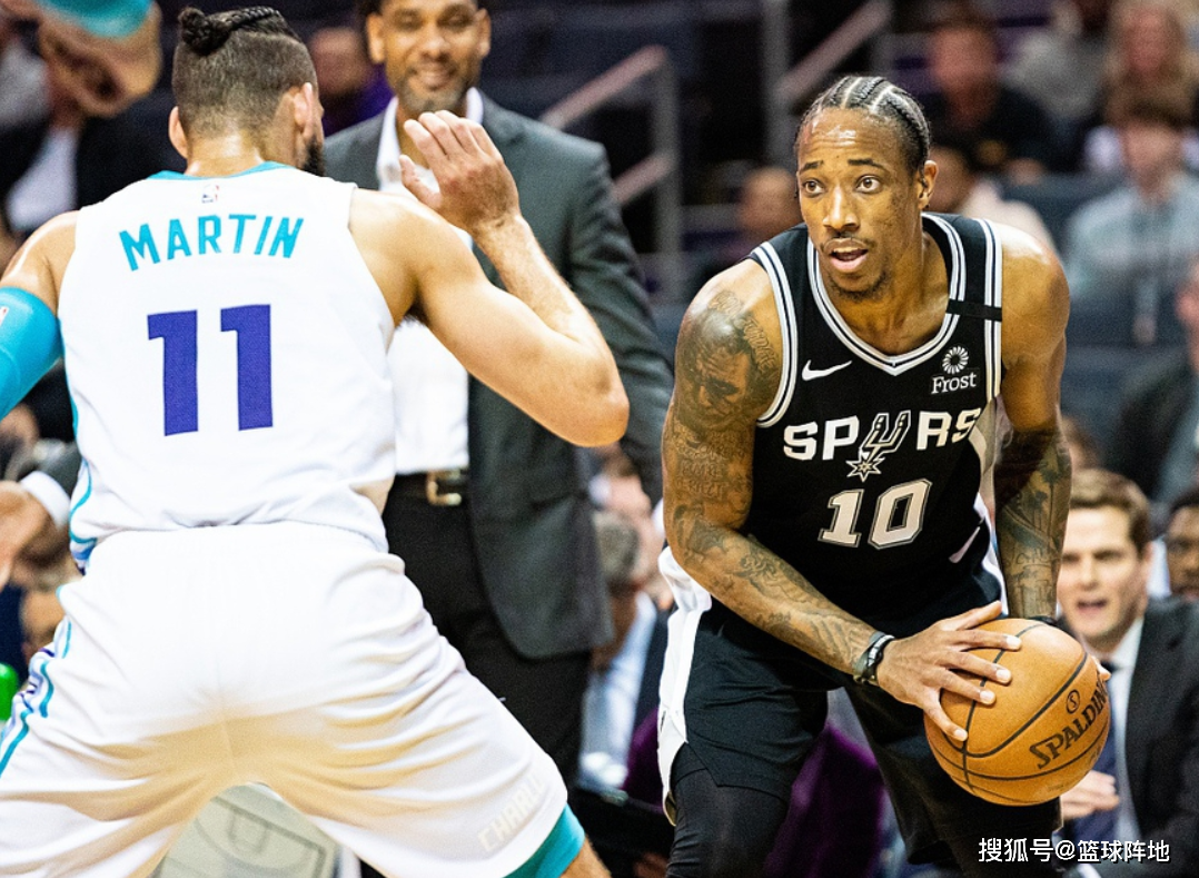 包含黄蜂爆冷鹈鹕，布克完成帽子戏法的词条