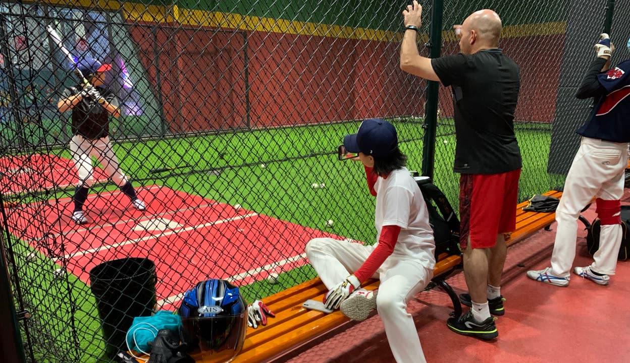 关于棒球场外新闻不断，话题热度爆表的信息