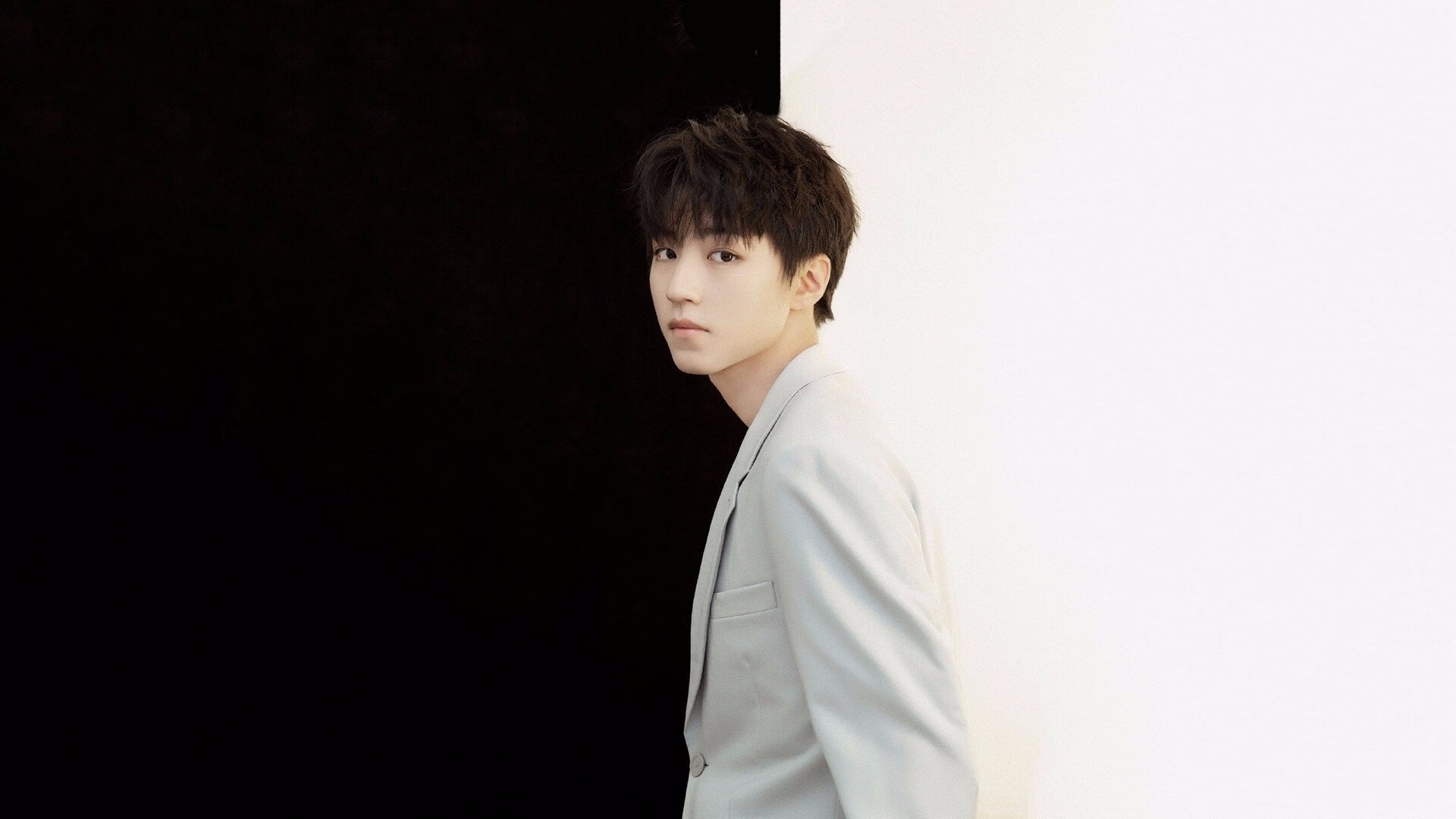 宿命之战,当烈焰法拉利鏖战闪电红牛,阿隆索神迹降临赛道