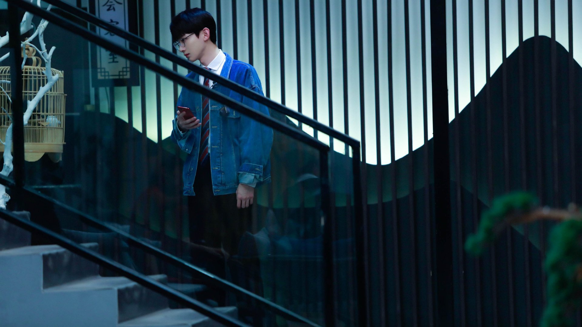 赛场之外，当本泽马的脚尖叩响安哥拉的油桶